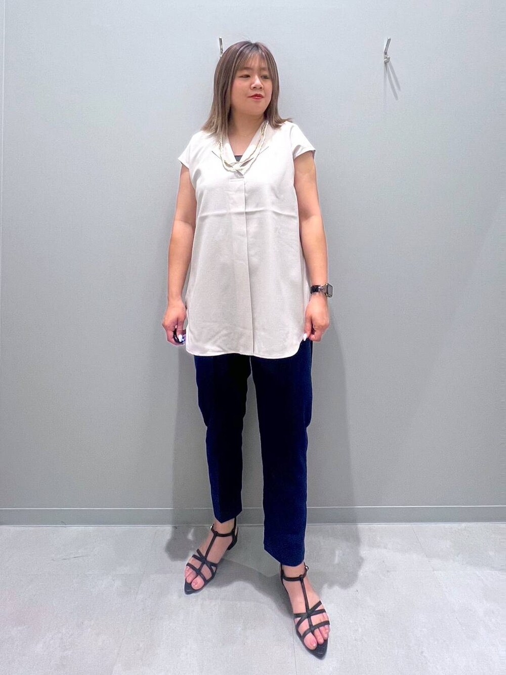 ブルー系のその他パンツ、グレー系のタンクトップ、ベージュ系のシャツ/ブラウスを着用したレディースの春コーディネートの1枚目の写真