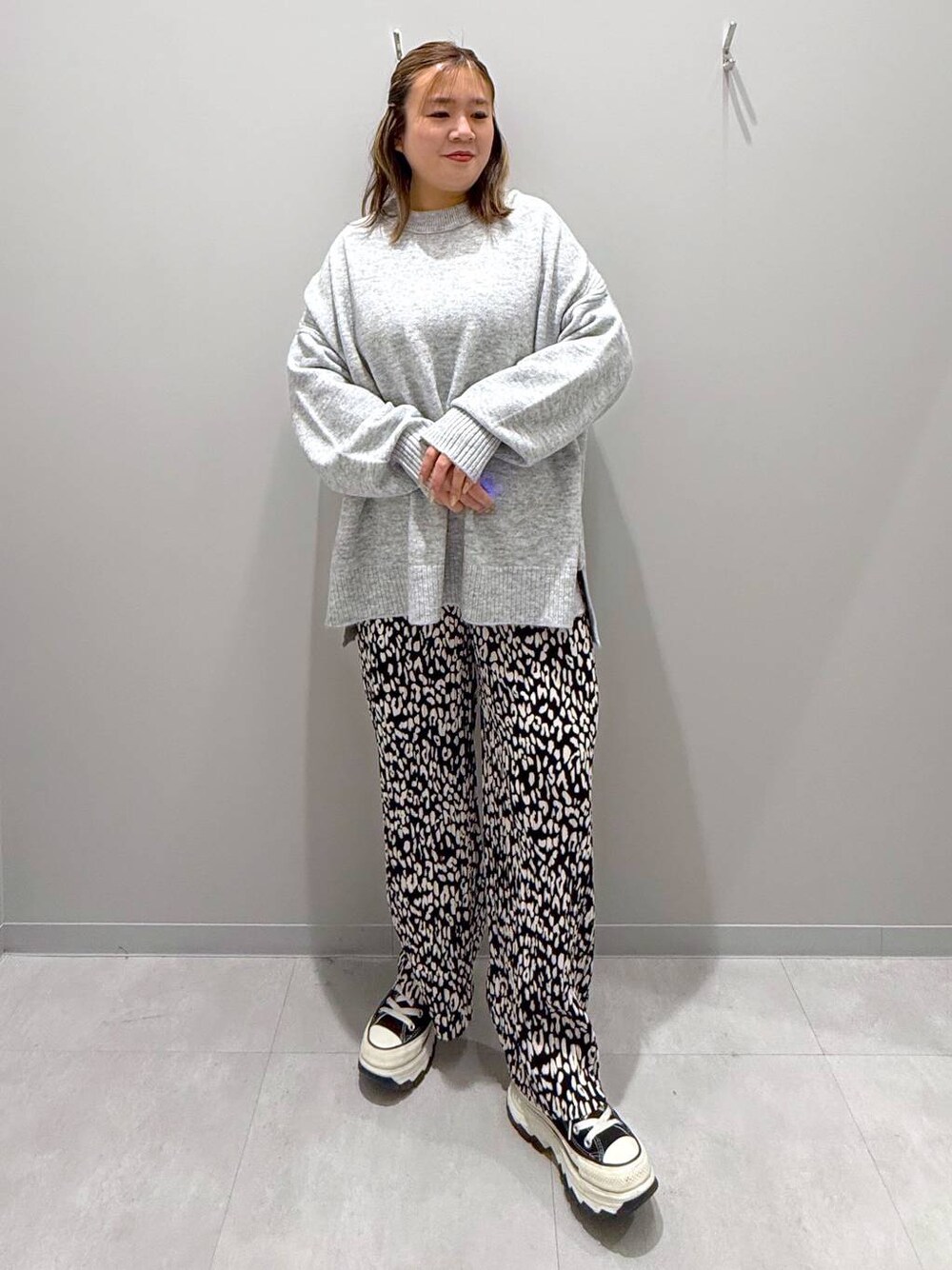 グレー系のニット/セーター、グレー系のその他パンツを着用したレディースの冬コーディネートの1枚目の写真
