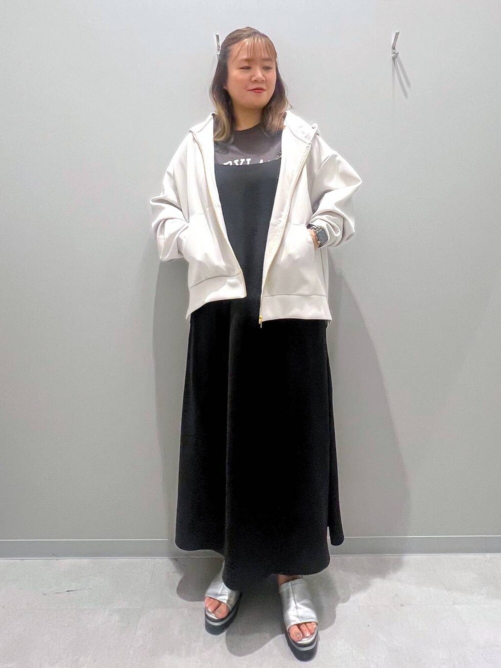 グレー系のTシャツ/カットソー、グレー系のシャツワンピース、ホワイト系のカーディガン/ボレロを着用したレディースの秋コーディネートの1枚目の写真
