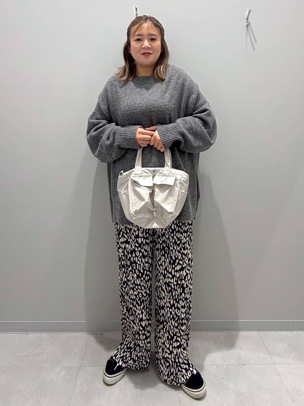 グレー系のニット/セーター、グレー系のその他パンツ、グレー系のショルダーバッグを着用したレディースの冬コーディネートの1枚目の写真