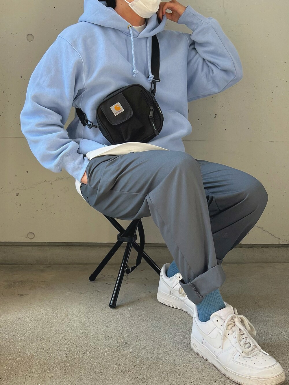 「春服、シンプル、大人コーデ、スニーカー、プチプラコーデ、シンプルコーデ、プチプラ、airforce1、エアフォースワン、GUコーデ、青、青コーデ、低身長コーデ、低身長男子、carhartt」｜「Carhartt WIPのESSENTIALS BAG, SMALL（ボディバッグ/ウエストポーチ、ブラック系）」を使った、Aymさん（メンズ・163cm）の春コーディネートの1枚目の写真
