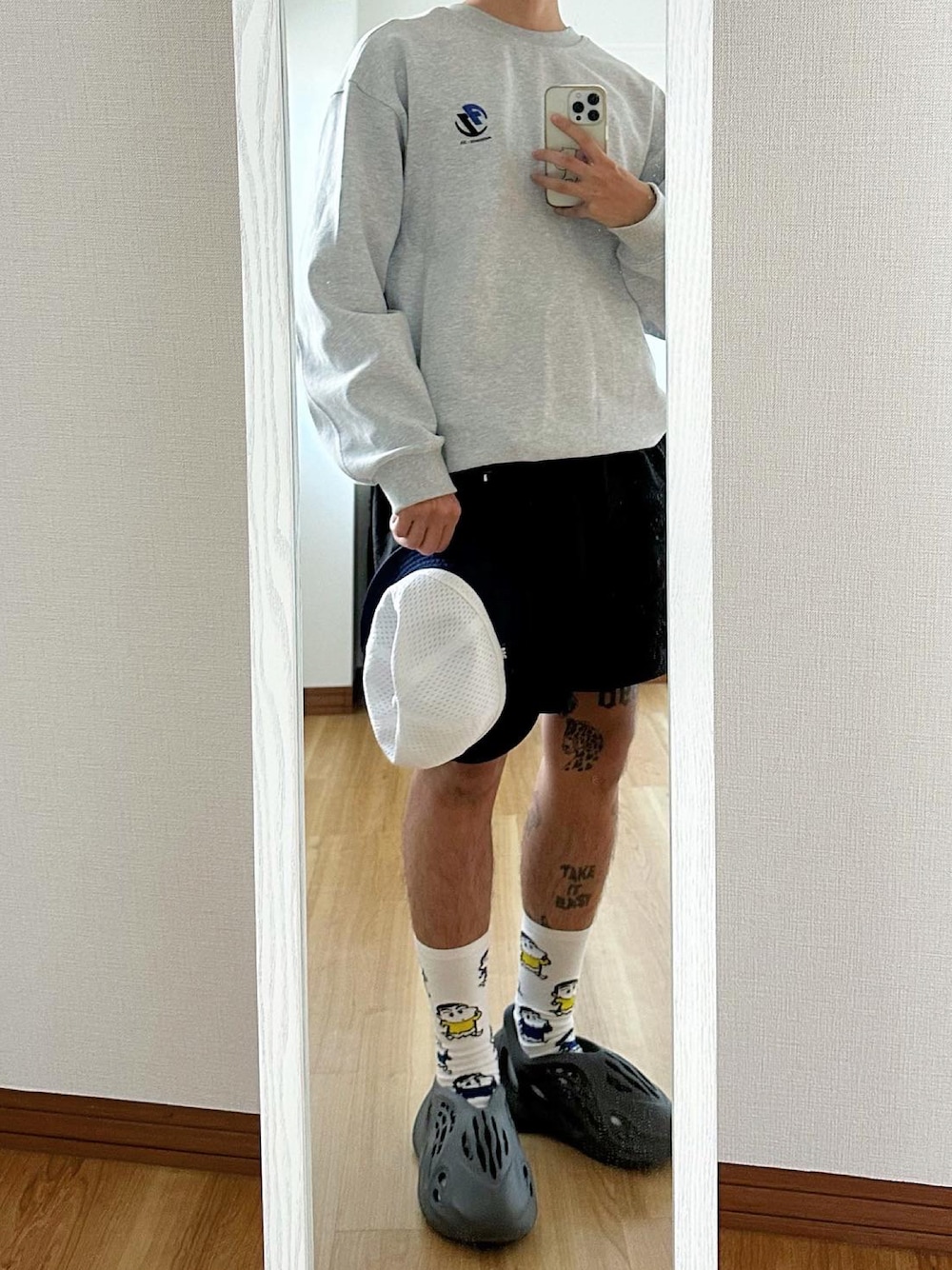 「シンプルスタイル、秋冬コーデ、ファッションを楽しもう、おしゃれさんと繋がりたい、服好きな人と繋がりたい、FTC、yeezy、ADER error、秋服コーデ、クレヨンしんちゃん、低身長コーデ、休日スタイル、ショートパンツ、いいね、save、フォローお願いします🤑、adidas」｜「ADER errorのアイテム（スウェット、グレー系）」を使った、Aymさん（メンズ・163cm）の秋コーディネートの1枚目の写真