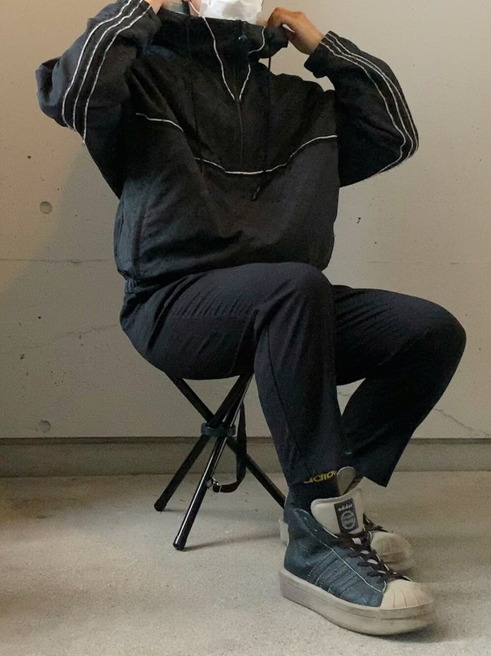 「秋冬コーデ、黒コーデ、RICK OWENS、RickOwens×adidas、Alexander Wang、adidas、adidas originals、低身長、スラックスパンツ、ナイロンパーカー、マウンテンパーカー、いいね、save、フォローお願いします🤑、モードストリート、低身長男子」｜「adidas×Rick Owensのadidas×Rick Owens 『MASTODON PRO MODEL』（スニーカー、ブラック系）」を使った、Aymさん（メンズ・163cm）の冬コーディネートの1枚目の写真