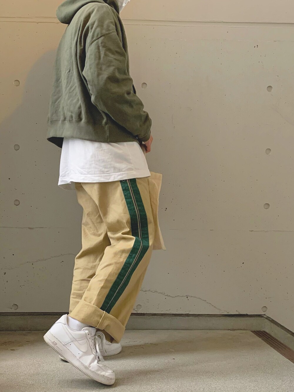 「ビックシルエット、moussy、NIKE、AIR FORCE 1、緑、緑コーデ、グリーンコーデ、HARE、おしゃれさんと繋がりたい、ストリートMIX、いいね、save、フォローお願いします🤑、ゆったりコーデ、スニーカーコーデ、低身長男子、低身長コーデ」｜「HAREのショートフードパーカー(HARE)（スウェット、グリーン系）」を使った、Aymさん（メンズ・163cm）の冬コーディネートの1枚目の写真