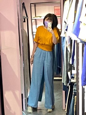 「GU（ジーユー）のアイテム（Tシャツ/カットソー、イエロー系）」を使った、완의정さん（レディース・165cm）の春コーディネート