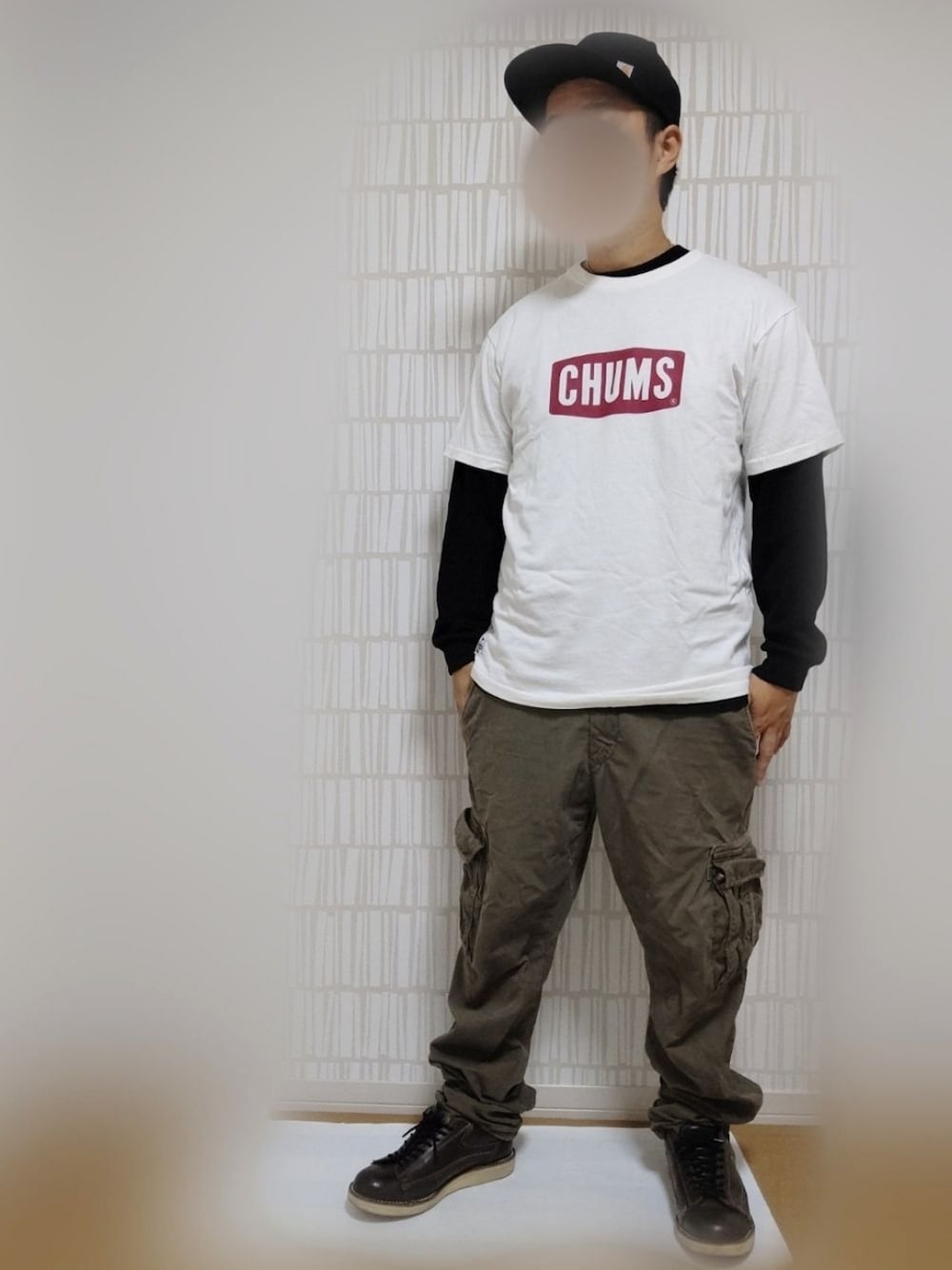 「CHUMS、アメカジ、キャップ、ダナー、ワークブーツ、重ね着、カーゴパンツ」｜「CHUMSの半袖Tシャツ（Tシャツ/カットソー、ホワイト系）」を使った、KJさん（メンズ・170cm）の秋コーディネートの1枚目の写真