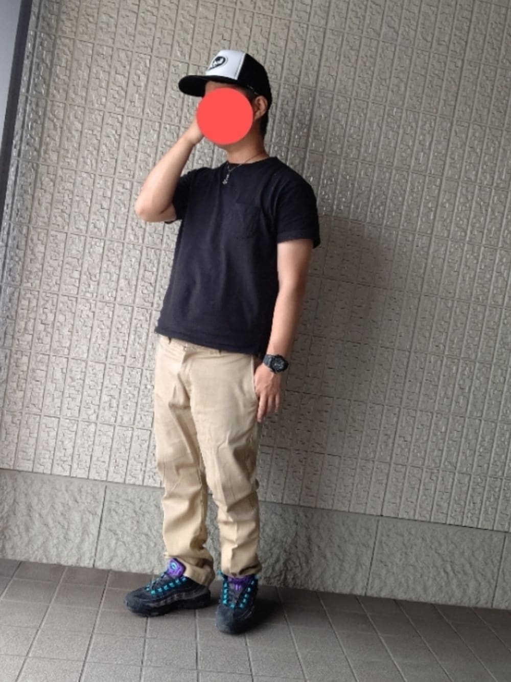 ブラック系のTシャツ/カットソー、ベージュ系のチノパンツ、ブラック系のスニーカーを着用したメンズの夏コーディネートの1枚目の写真