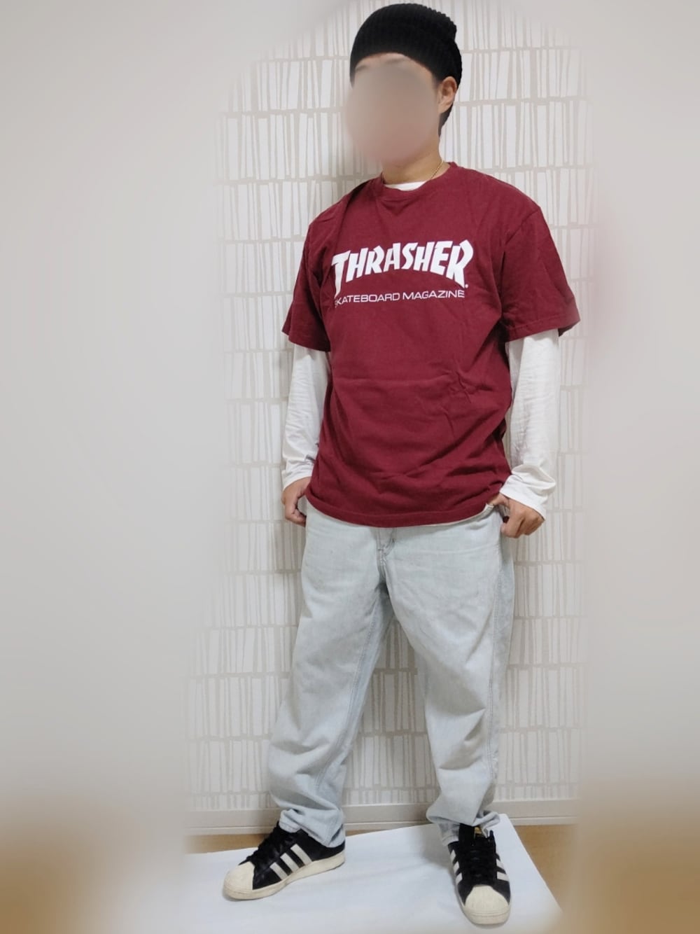 「ストリート、重ね着、UNIQLO、ビーニー、ニット帽、スーパースター80's、スラッシャー、THRASHER、エンジ色」｜「UNIQLOのアイテム（デニムパンツ、ブルー系）」を使った、KJさん（メンズ・170cm）の夏コーディネートの1枚目の写真