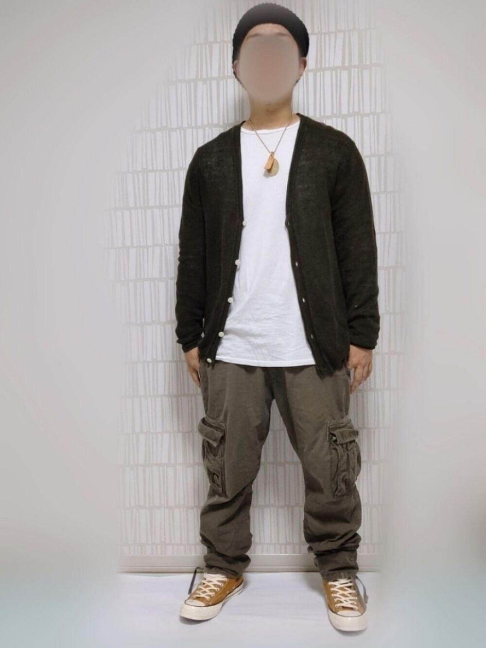 「カーディガン、カーゴパンツ、converse、CT70s、ct70、IL BISONTE、ドッグタグ、ビーニー、ニット帽、秋のコーデ、アメカジ、Franklin&Marshall、アーバンリサーチ、ミリタリー」｜「URBAN RESEARCH DOORSのニットカーディガン（カーディガン/ボレロ、グリーン系）」を使った、KJさん（メンズ・170cm）の夏コーディネートの1枚目の写真