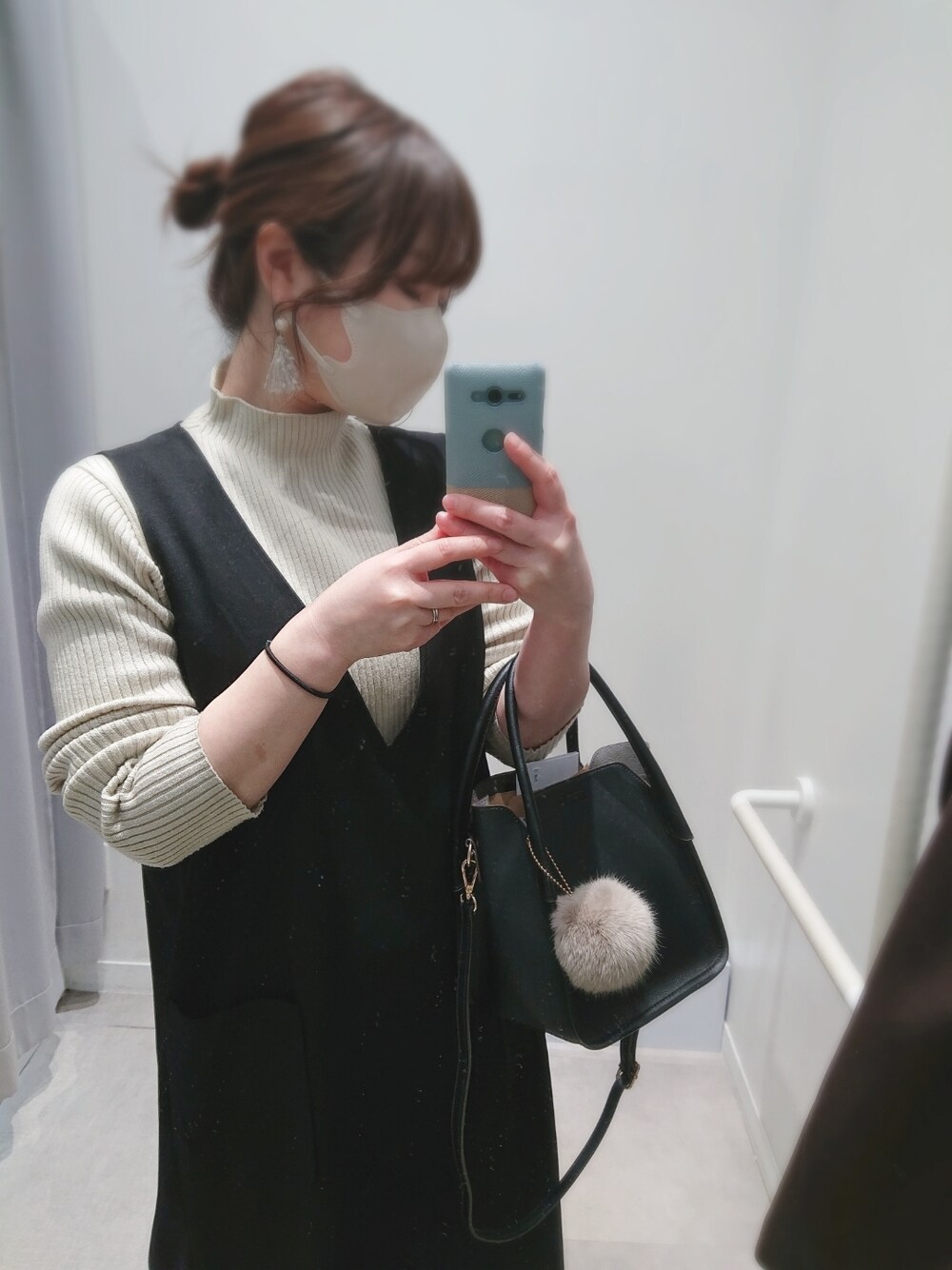 グレー系のニット/セーター、ブラック系のブーツを着用したレディースの冬コーディネートの2枚目の写真