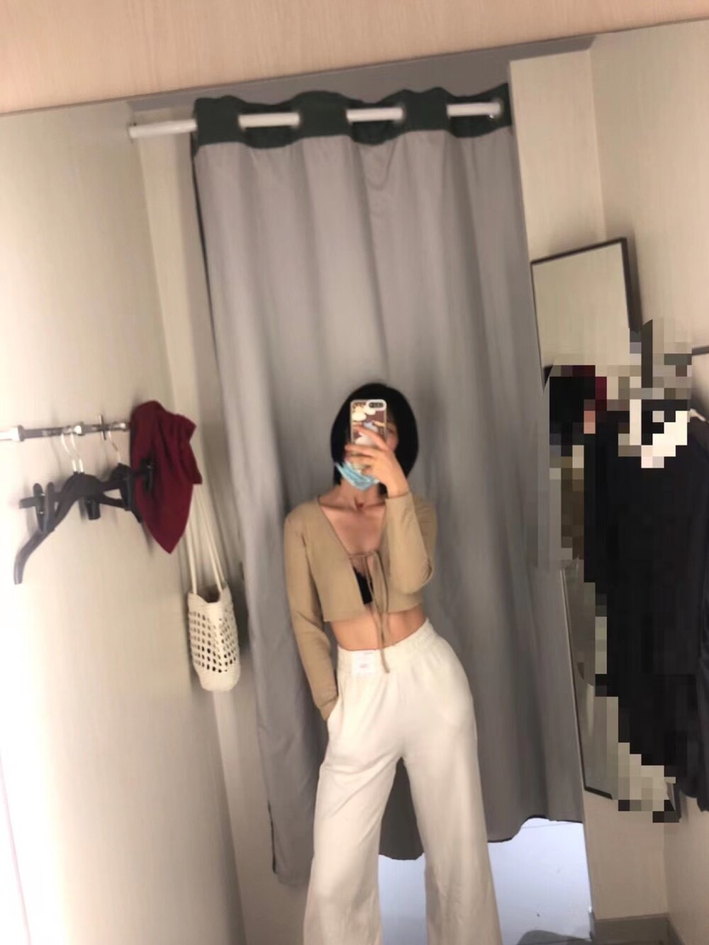 「H&Mのアイテム（チノパンツ、ホワイト系）」を使った、拾荒半里さん（レディース・164cm）の春コーディネートの1枚目の写真