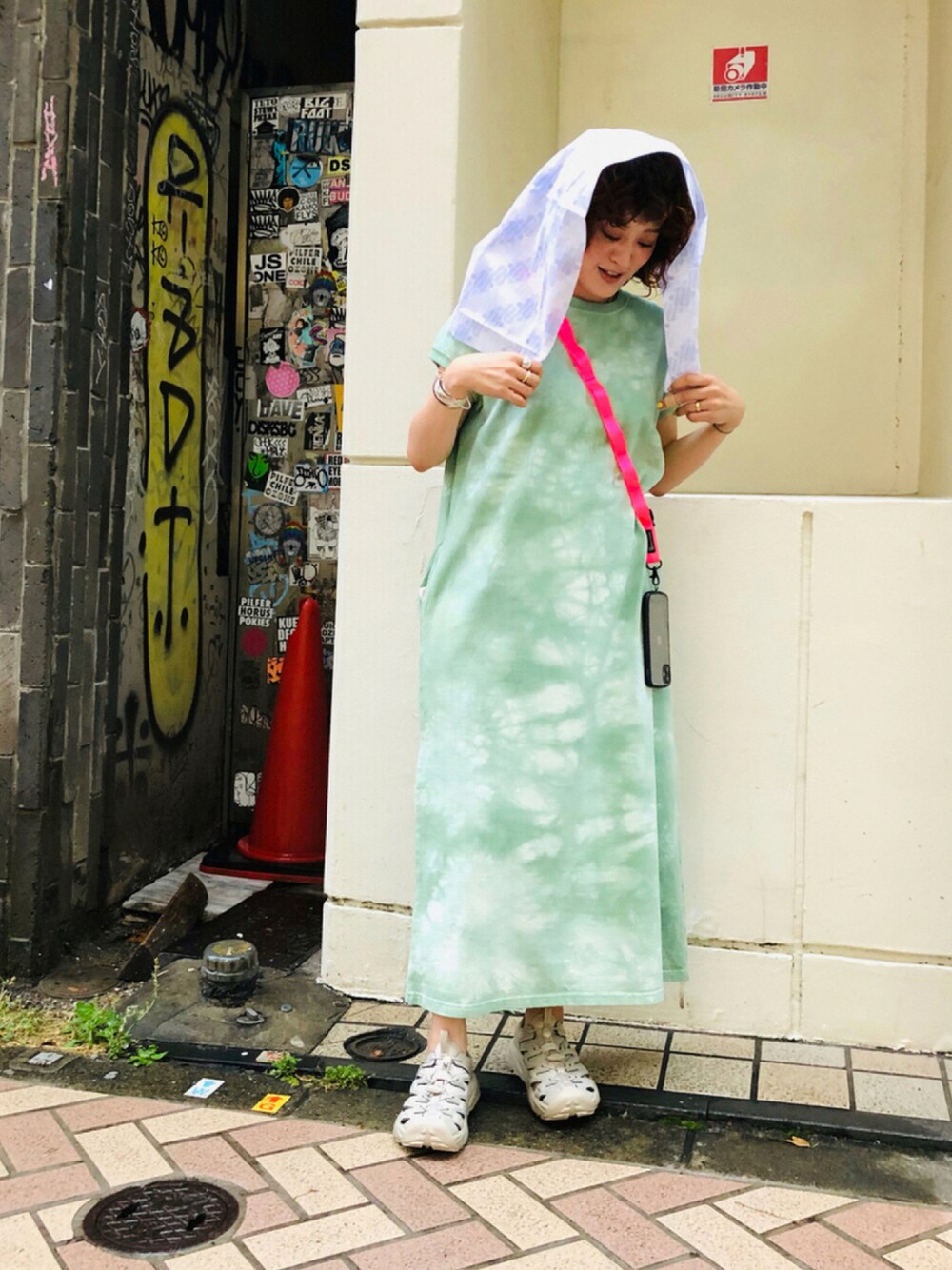 「タイダイ柄、休日スタイル、フェススタイル、ネオンカラー、夏コーデ、厚底サンダル、ラクチンコーデ、スポーツサンダル、HOKAONEONE、COOLなこのコが仲間入り」｜「MANASTASHのMANASTASH/マナスタッシュ　W-s TIEDYE LEAF LOGO　タイダイワンピ―ス（ワンピース、グリーン系）」を使った、さゆるゆるさん（レディース・155cm）の夏コーディネートの1枚目の写真