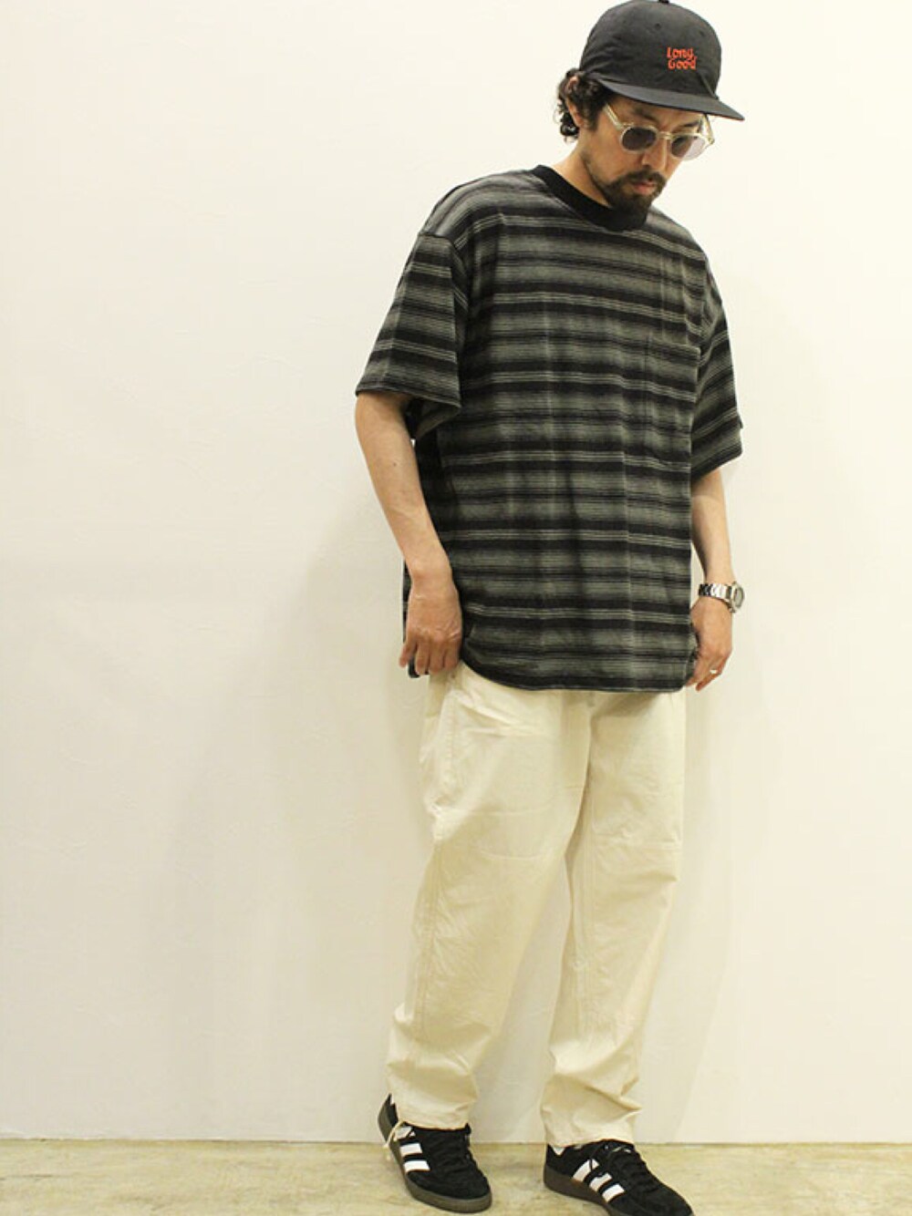 「シンプルコーデ、夏コーデ、白パンツ、ミリタリー、ボーダー、ストリート、大人カジュアル、スニーカーコーデ、キャップ、ootd」｜「MANUAL ALPHABETのアイテム（カーゴパンツ、ホワイト系）」を使った、nakajiさん（メンズ・168cm）の夏コーディネートの1枚目の写真