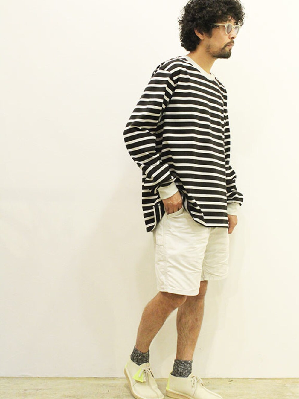 「オーバーサイズ、夏、カジュアル、ビックシルエット、秋のコーデ、シンプル、モノトーン、ボーダー、ロンT、clarks」｜「MANUAL ALPHABETのアイテム（Tシャツ/カットソー、ブラック系）」を使った、nakajiさん（メンズ・168cm）の夏コーディネートの1枚目の写真