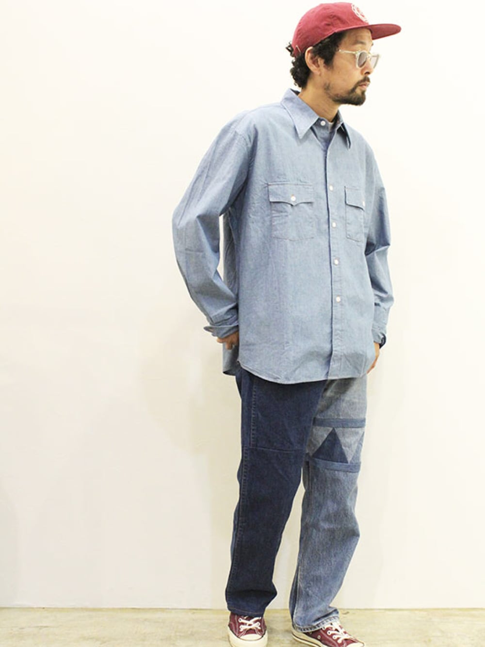 「大人カジュアル、秋コーデ、秋服、デニムパンツ、カジュアルコーデ、アメカジ、シャツスタイル、シャンブレーシャツ、キャップ、ワントーンコーデ」｜「inkのアイテム（デニムパンツ、ブルー系）」を使った、nakajiさん（メンズ・168cm）の秋コーディネートの1枚目の写真