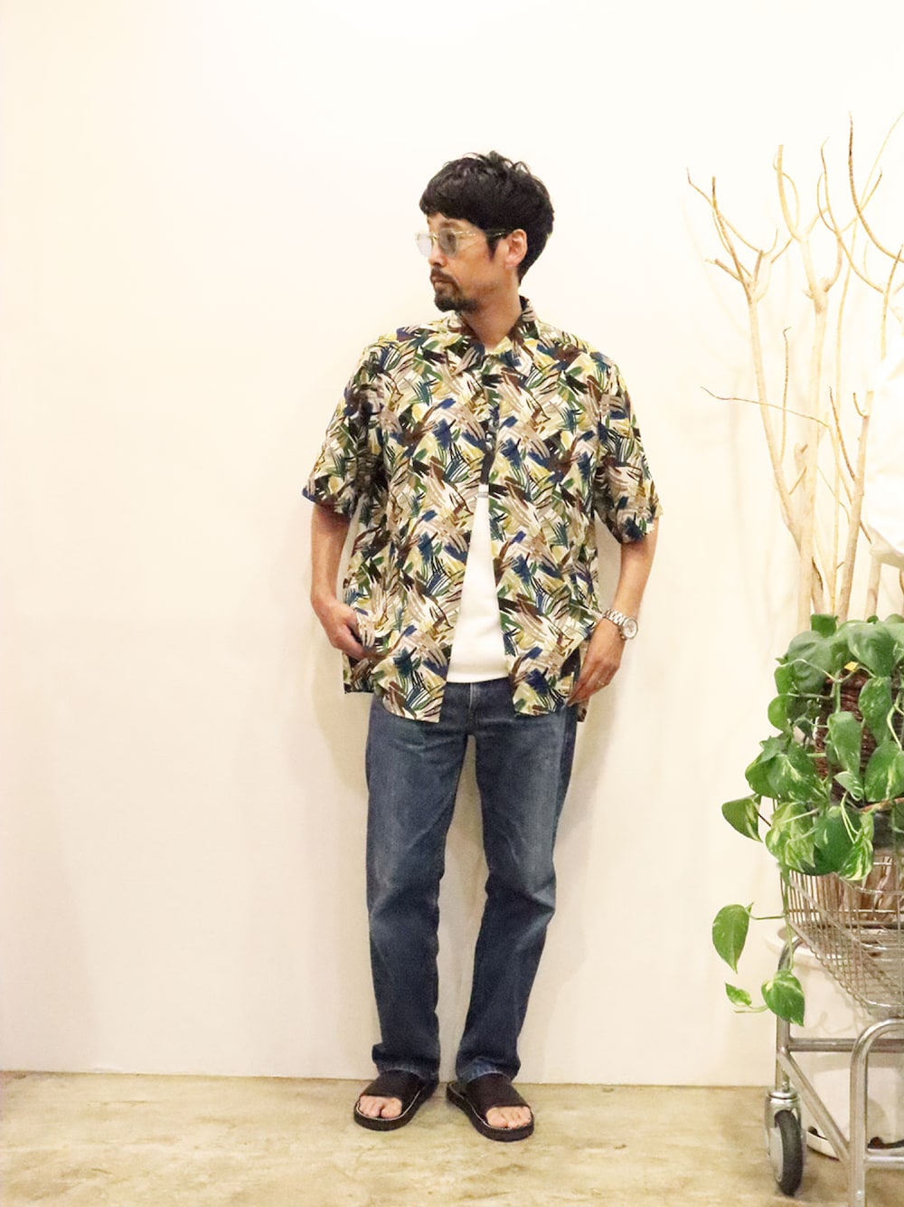 「オトナカジュアル、大人コーデ、リラックススタイル、夏ファッション、柄シャツ、シャツスタイル、アロハシャツ、デニム、古着MIX、デニムコーデ」｜「MANUAL ALPHABETのアイテム（シャツ/ブラウス、グリーン系）」を使った、nakajiさん（メンズ・168cm）の夏コーディネートの1枚目の写真
