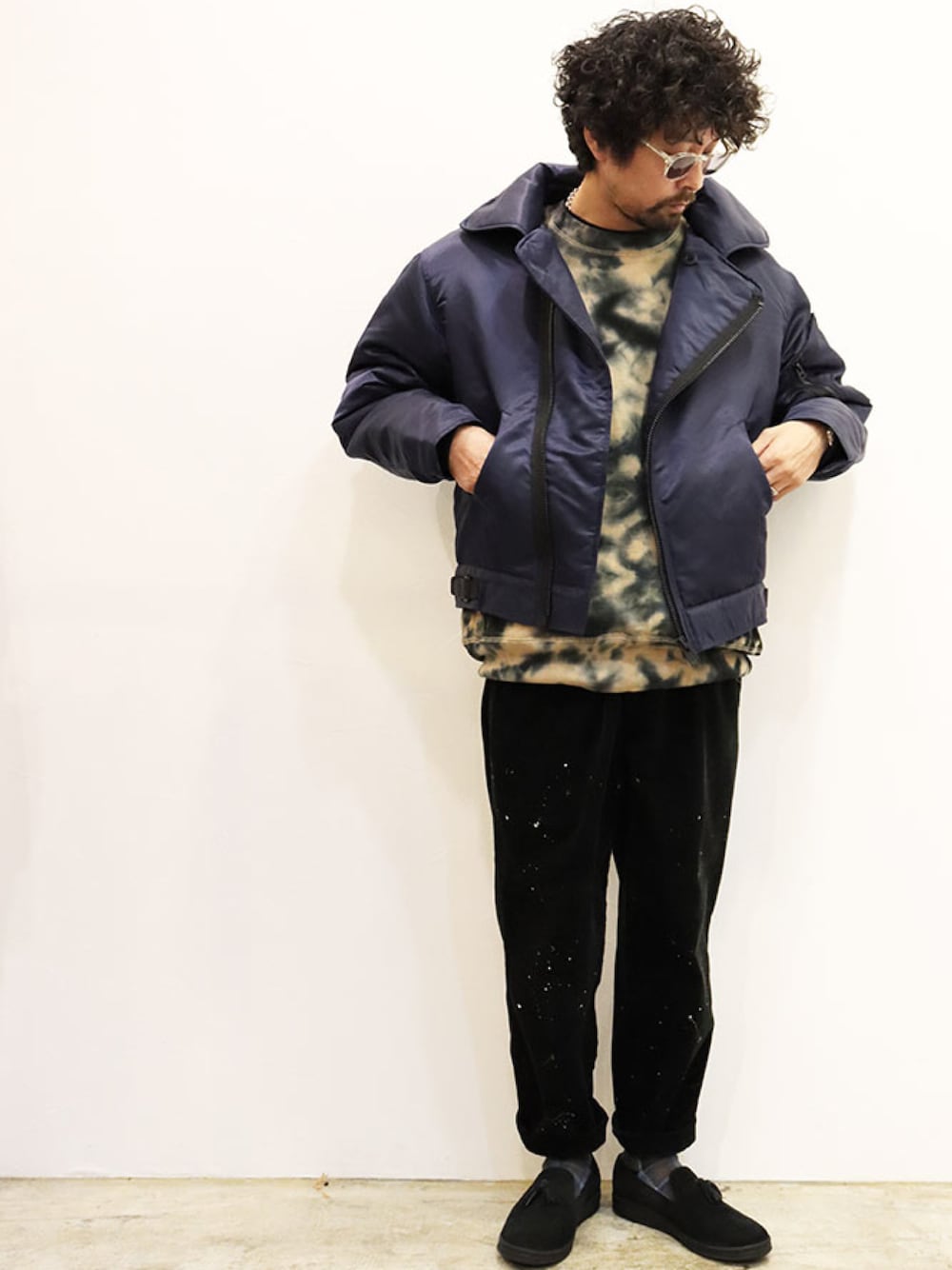 「アウター、ootd、冬コーデ、フライトジャケット、タイダイ柄、コーデュロイパンツ、オトナカジュアル、カジュアル、ミリタリージャケット、淡色コーデ、スリッポン」｜「NECESSARY or UNNECESSARYのアイテム（MA-1、ブルー系）」を使った、nakajiさん（メンズ・168cm）の冬コーディネートの1枚目の写真