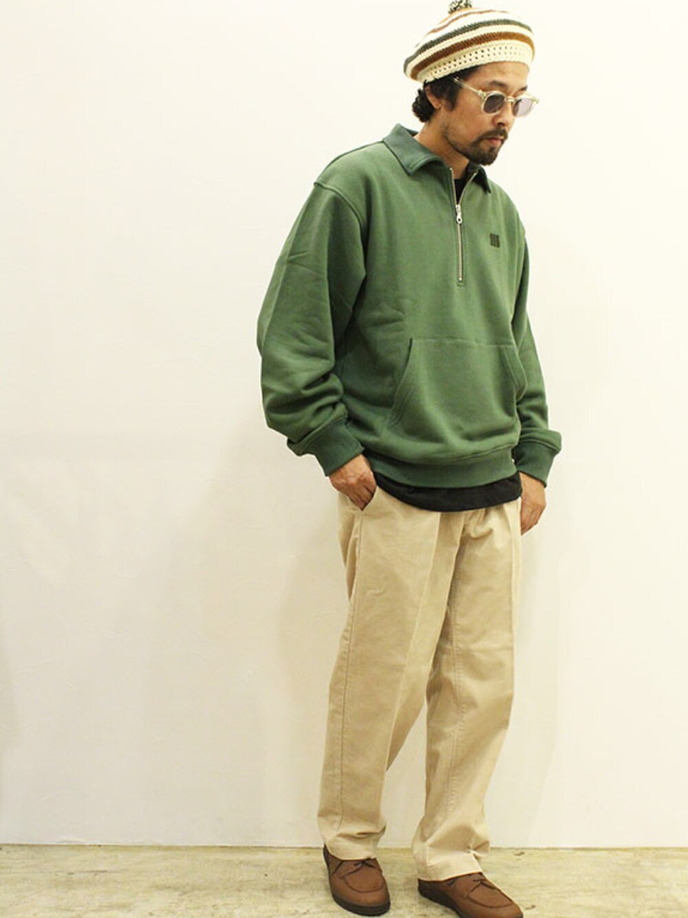 「秋のコーデ、秋服、コーデュロイパンツ、ストリート、スラックス、ハーフジップ、スウェット、ベレー帽、オトナカジュアル、ootd」｜「Ordinary fitsのアイテム（スラックス、ベージュ系）」を使った、nakajiさん（メンズ・168cm）の秋コーディネートの1枚目の写真