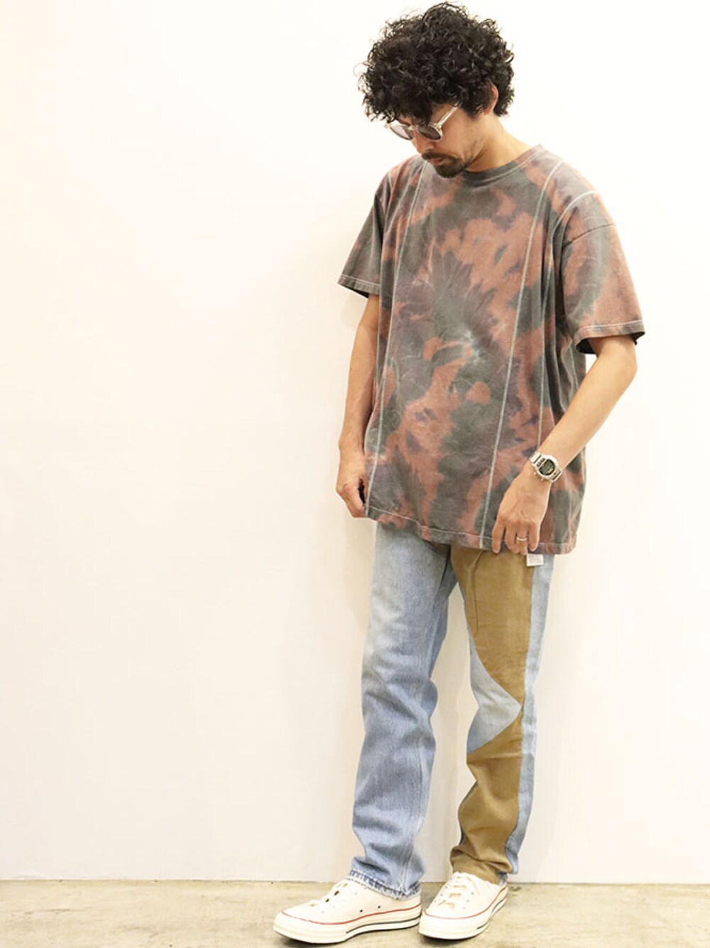 「大人コーデ、シンプルコーデ、デニムパンツ、リメイク、タイダイ柄、アメカジ、コンバース、初秋コーデ、ラフ、ootd」｜「inkのアイテム（デニムパンツ、ブルー系）」を使った、nakajiさん（メンズ・168cm）の秋コーディネートの1枚目の写真
