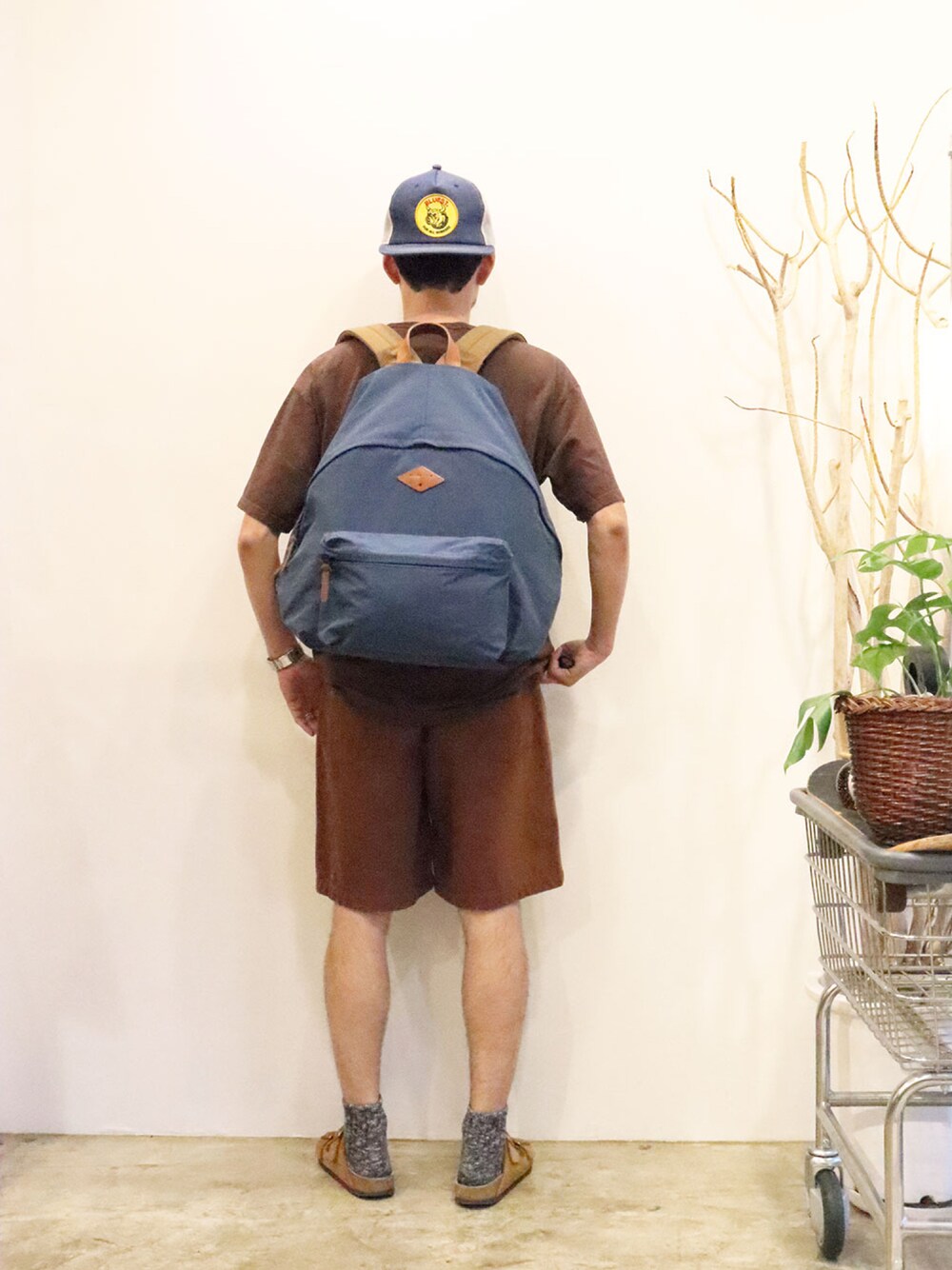 「夏コーデ、シンプルスタイル、シンプルコーデ、大人カジュアル、ワントーンコーデ、バックパック、サンダル、メッシュキャップ、ショートパンツ、アウトドアスタイル」｜「THE COLORのアイテム（バックパック/リュック、ブルー系）」を使った、nakajiさん（メンズ・168cm）の夏コーディネートの1枚目の写真