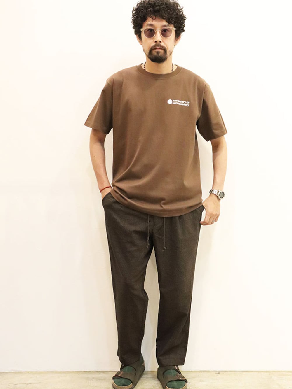 「夏コーデ、大人コーデ、シンプルスタイル、ワントーンコーデ、ブラウン、スラックス、アンクルパンツ、シンプルコーデ、Ｔシャツ、リラックススタイル」｜「HEALTHのアイテム（スラックス、ブラウン系）」を使った、nakajiさん（メンズ・168cm）の夏コーディネートの1枚目の写真