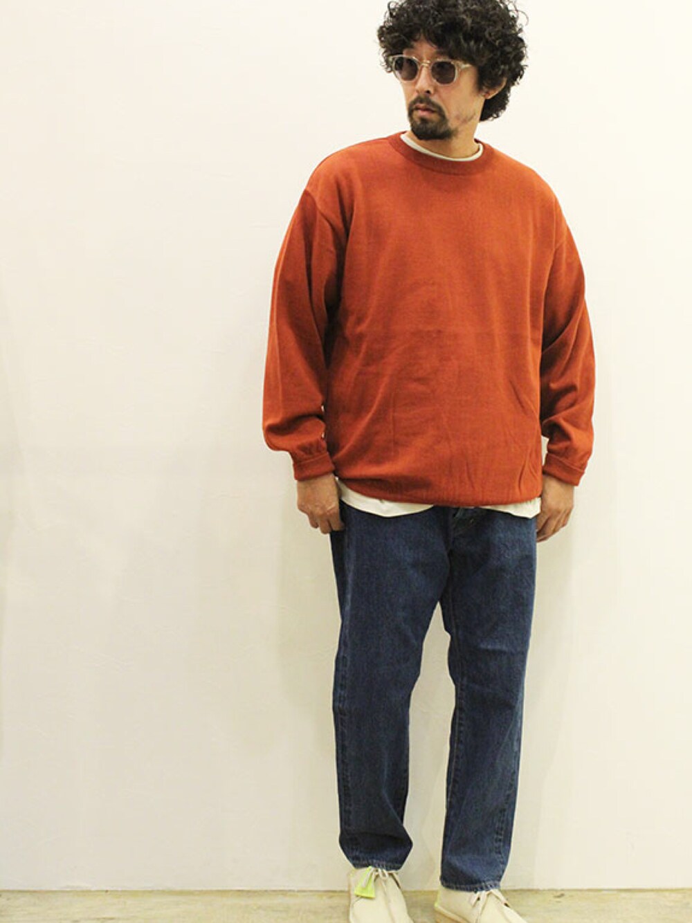 「秋のコーデ、シンプルコーデ、アメカジ、オトナカジュアル、ニット、デニム、clarks、秋コーデ、ootd、アンクルパンツ」｜「MANUAL ALPHABETのアイテム（ニット/セーター、レッド系）」を使った、nakajiさん（メンズ・168cm）の秋コーディネートの1枚目の写真