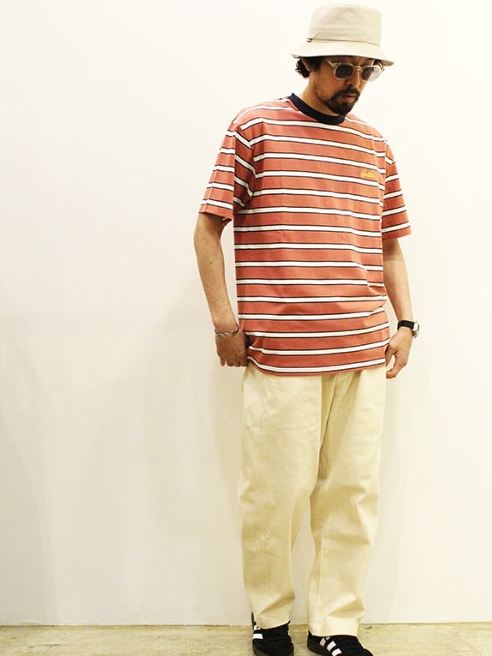 「カジュアルコーデ、夏コーデ、Tシャツ、ボーダー、白パンツ、ストリート、シンプル、オープンカラーシャツ、バケットハット、ootd」｜「BUTTER GOODSのアイテム（チノパンツ、ホワイト系）」を使った、nakajiさん（メンズ・168cm）の夏コーディネートの1枚目の写真