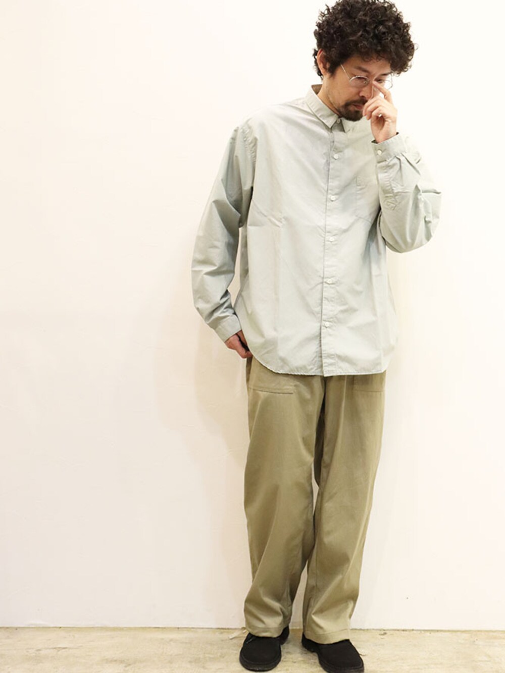 「ゆるコーデ、はるコーデ、シンプル、オトナカジュアル、ベイカーパンツ、ストリート、きれいめカジュアル、ワントーンコーデ、ootd、シャツスタイル」｜「NECESSARY or UNNECESSARYのアイテム（シャツ/ブラウス、グレー系）」を使った、nakajiさん（メンズ・168cm）の春コーディネートの1枚目の写真