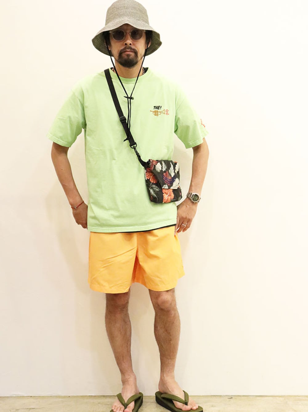 「オトナカジュアル、夏コーデ、リラックススタイル、サングラス、麦わら帽子、リゾートスタイル、短パン、Tシャツ、サンダル、サコッシュ」｜「THE FABRICのアイテム（Tシャツ/カットソー、ブラック系）」を使った、nakajiさん（メンズ・168cm）の夏コーディネートの1枚目の写真