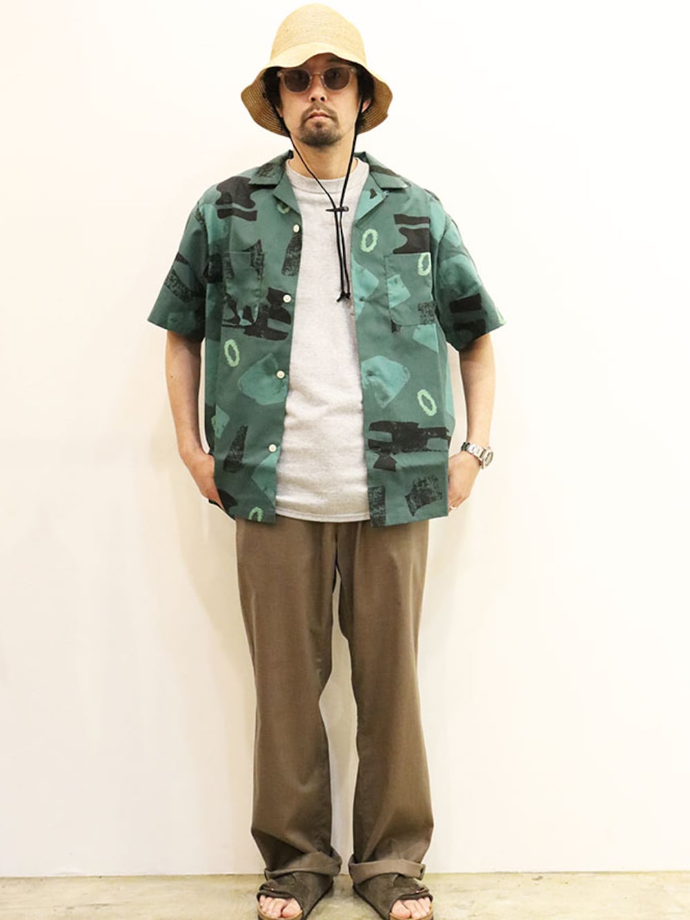 「夏、初夏コーデ、夏コーデ、シャツスタイル、オープンカラーシャツ、チノパン、ストリートMIX、ラフ、麦わら帽子、アースカラー」｜「COMFORTABLE REASONのアイテム（シャツ/ブラウス、ブラック系）」を使った、nakajiさん（メンズ・168cm）の春コーディネートの1枚目の写真