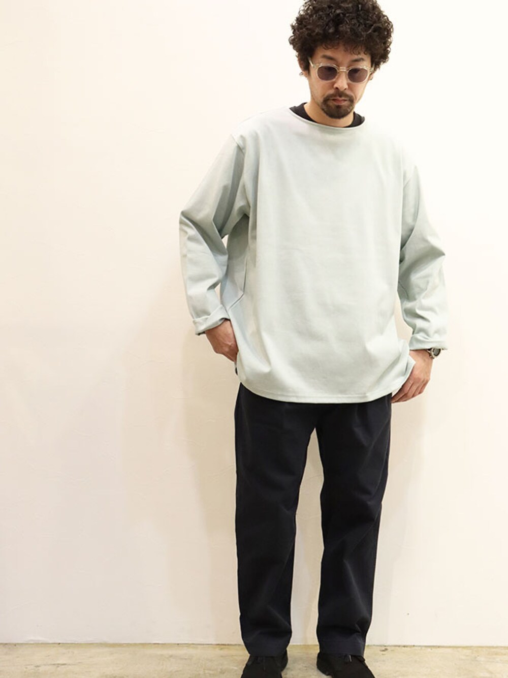 「オトナカジュアル、シンプル、ラフ、春カラー、はるコーデ、ボートネック、ロンT、チノパン、革靴、テーパードパンツ」｜「MANUAL ALPHABETのアイテム（Tシャツ/カットソー、ブルー系）」を使った、nakajiさん（メンズ・168cm）の春コーディネートの1枚目の写真
