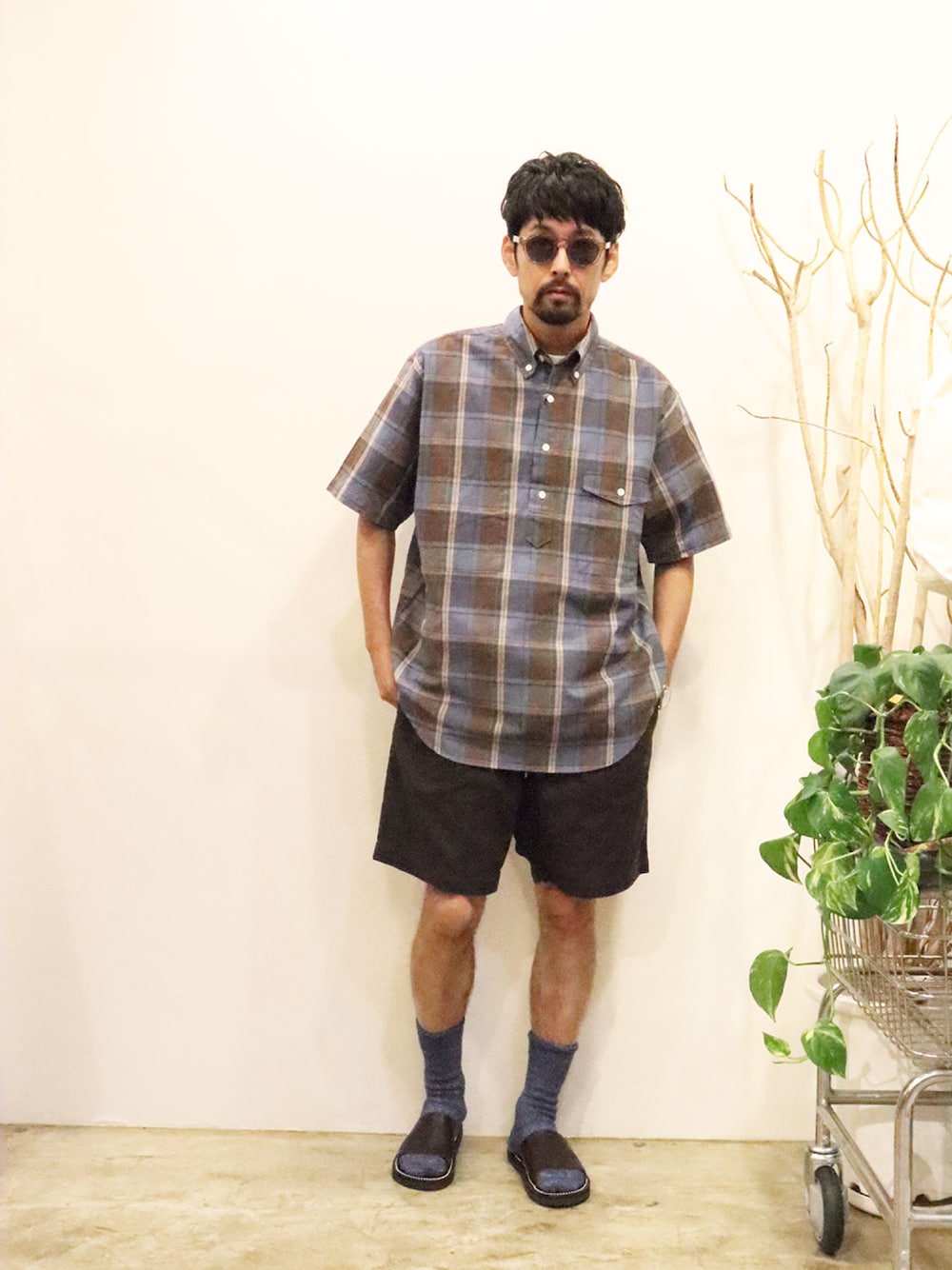「シャツスタイル、オトナカジュアル、アメカジ、夏コーデ、チェックシャツ、サンダル、ラフ、プルオーバー、サングラス、リラックススタイル」｜「MANUAL ALPHABETのアイテム（シャツ/ブラウス、ブルー系）」を使った、nakajiさん（メンズ・168cm）の夏コーディネートの1枚目の写真