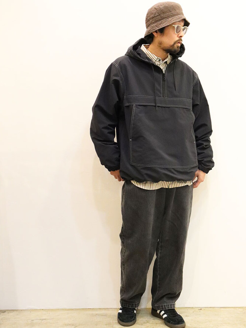 「シャツコーデ、春コーデ、ストリート、アノラックパーカー、ブラック、デニムパンツ、ワントーンコーデ、シャツスタイル、レイヤードスタイル、ストライプ」｜「COMFORTABLE REASONのアイテム（ナイロンジャケット、ブラック系）」を使った、nakajiさん（メンズ・168cm）の春コーディネートの1枚目の写真