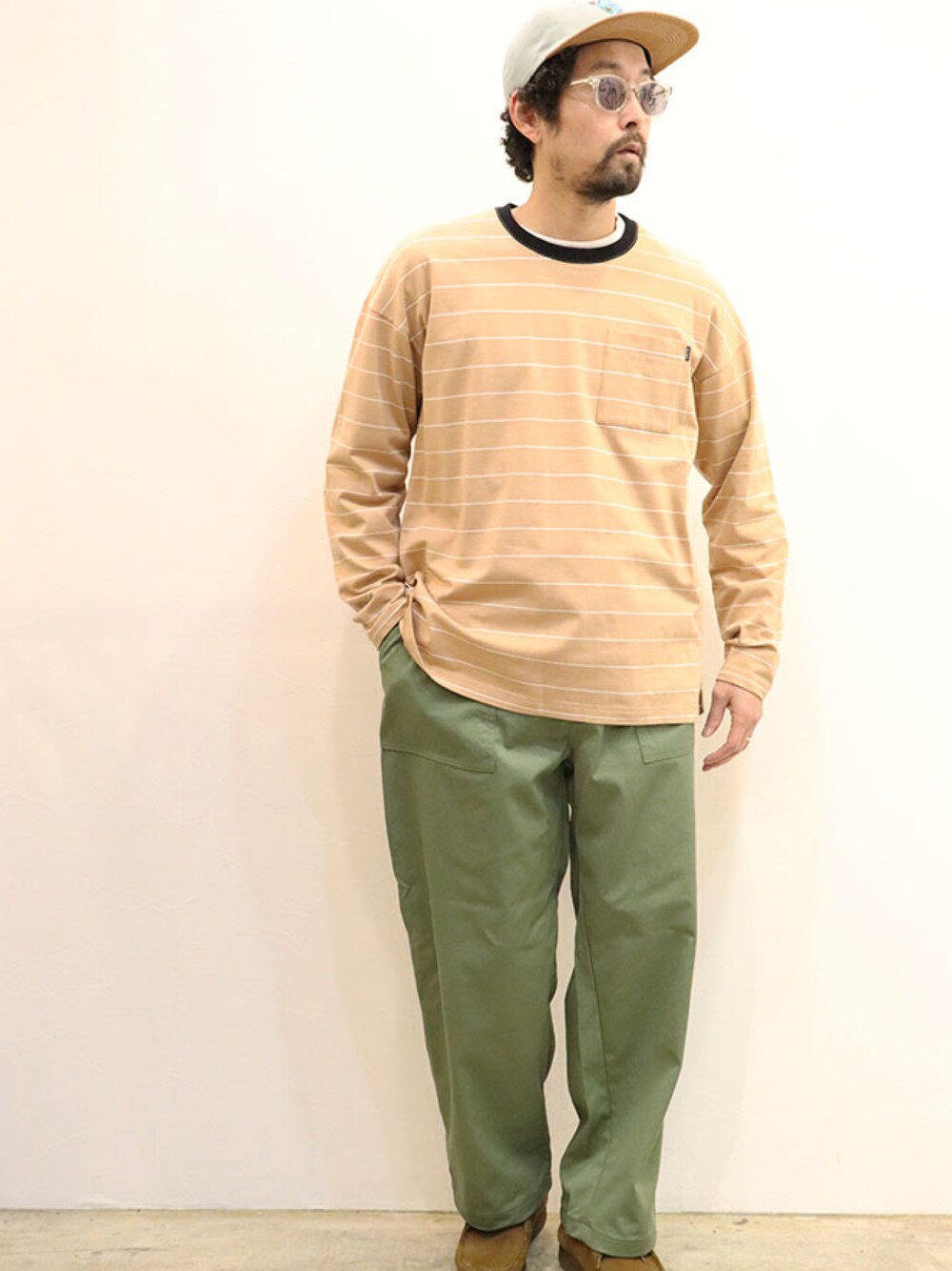「シンプルコーデ、春夏コーデ、カジュアルコーデ、ストリート、ミリタリー、ボーダー、アメカジ、オトナカジュアル、ベイカーパンツ、アースカラー」｜「WHIMSYのアイテム（Tシャツ/カットソー、ベージュ系）」を使った、nakajiさん（メンズ・168cm）の春コーディネートの1枚目の写真