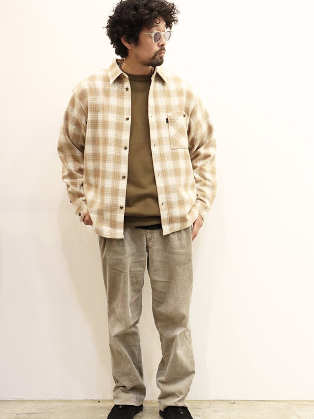 「冬、秋のコーデ、シャツスタイル、チェックシャツ、ベージュコーデ、ワントーンコーデ、コーデュロイパンツ、革靴、アメカジ、シンプル」｜「THE BLUESTのアイテム（シャツ/ブラウス、ベージュ系）」を使った、nakajiさん（メンズ・168cm）の秋コーディネートの1枚目の写真