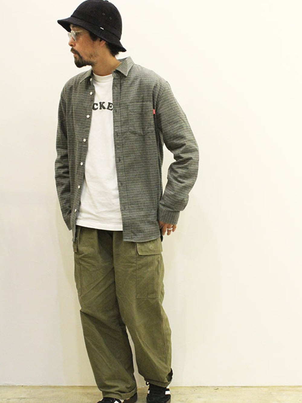 「シンプル、アメカジ、ストリート、90'sスタイル、シャツスタイル、チェックシャツ、カーゴパンツ、オトナカジュアル、ラフ、アースカラー」｜「WHIMSYのアイテム（シャツ/ブラウス、グリーン系）」を使った、nakajiさん（メンズ・168cm）の秋コーディネートの1枚目の写真
