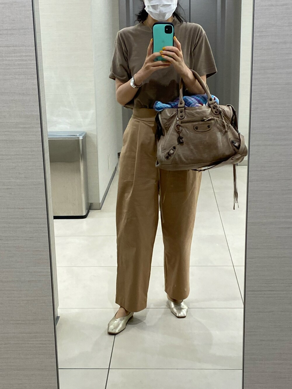 「タックイン、ワントーンコーデ、ベージュコーデ、大人カジュアル」｜「BALENCIAGAのBalenciaga Classic City Lambskin Tote Bag, Beige（トートバッグ、ベージュ系）」を使った、mimiさん（レディース・154cm）の夏コーディネートの1枚目の写真