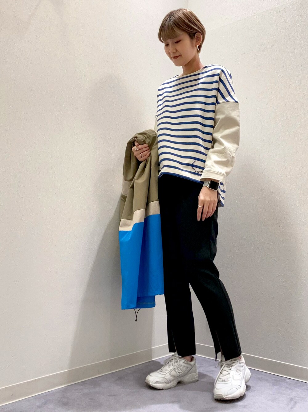 「オトナカジュアル、春先取り、シンプル」｜「Bou Jeloudのフロントタックカラーパンツ（その他パンツ、ブラック系）」を使った、ウエダマナミさん（レディース・167cm）の冬コーディネートの1枚目の写真
