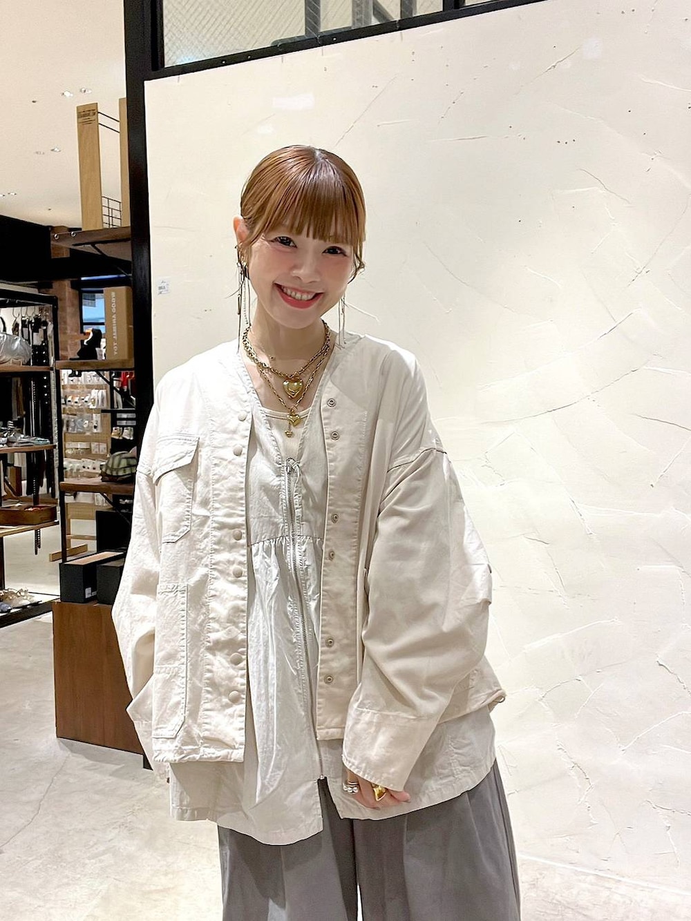 「着痩せ・細見え、体型カバー、ナチュラル、ママコーデ、春コーデ、カジュアル、niko and ...、淡色コーデ、Over40スタッフ、大人カジュアル、ジャケット、ブルゾン、ベスト、パンツ、ワイドパンツ」｜「niko and...のオックスカバーオール（カバーオール、ベージュ系）」を使った、みきてぃ24さん（レディース・158cm）の春コーディネートの1枚目の写真