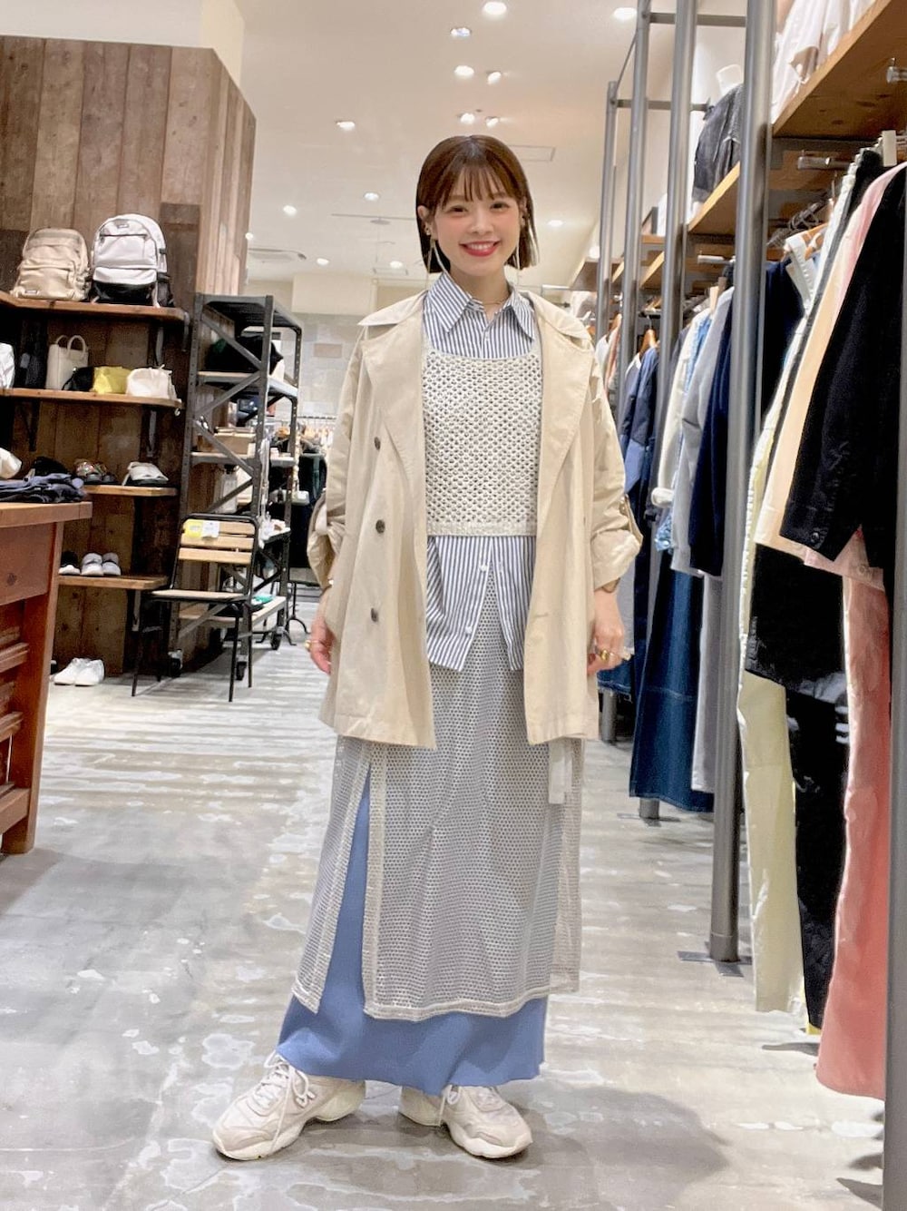 「着痩せ・細見え、体型カバー、ナチュラル、ママコーデ、春コーデ、カジュアル、niko and ...、Over40スタッフ、トレンチコート、アウター、レイヤードスタイル、スカート、シャツ」｜「niko and...のメタリックメッシュラップスカート（スカート、ベージュ系）」を使った、みきてぃ24さん（骨格ウェーブ・レディース・158cm）の春コーディネートの1枚目の写真