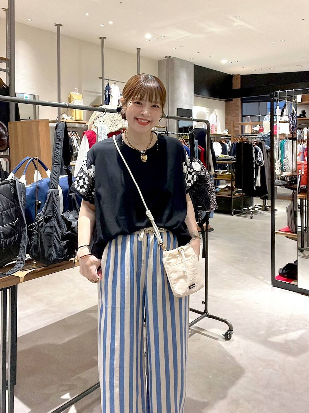 「カジュアル、niko and ...、淡色コーデ、Over40スタッフ、大人カジュアル、着痩せ・細見え、体型カバー、ナチュラル、ママコーデ、春コーデ、夏コーデ、Tシャツ、パンツ、ショルダーバッグ」｜「niko and...のオリジナル細コードショルダー巾着バッグN（ショルダーバッグ、ホワイト系）」を使った、みきてぃ24さん（レディース・158cm）の夏コーディネートの1枚目の写真
