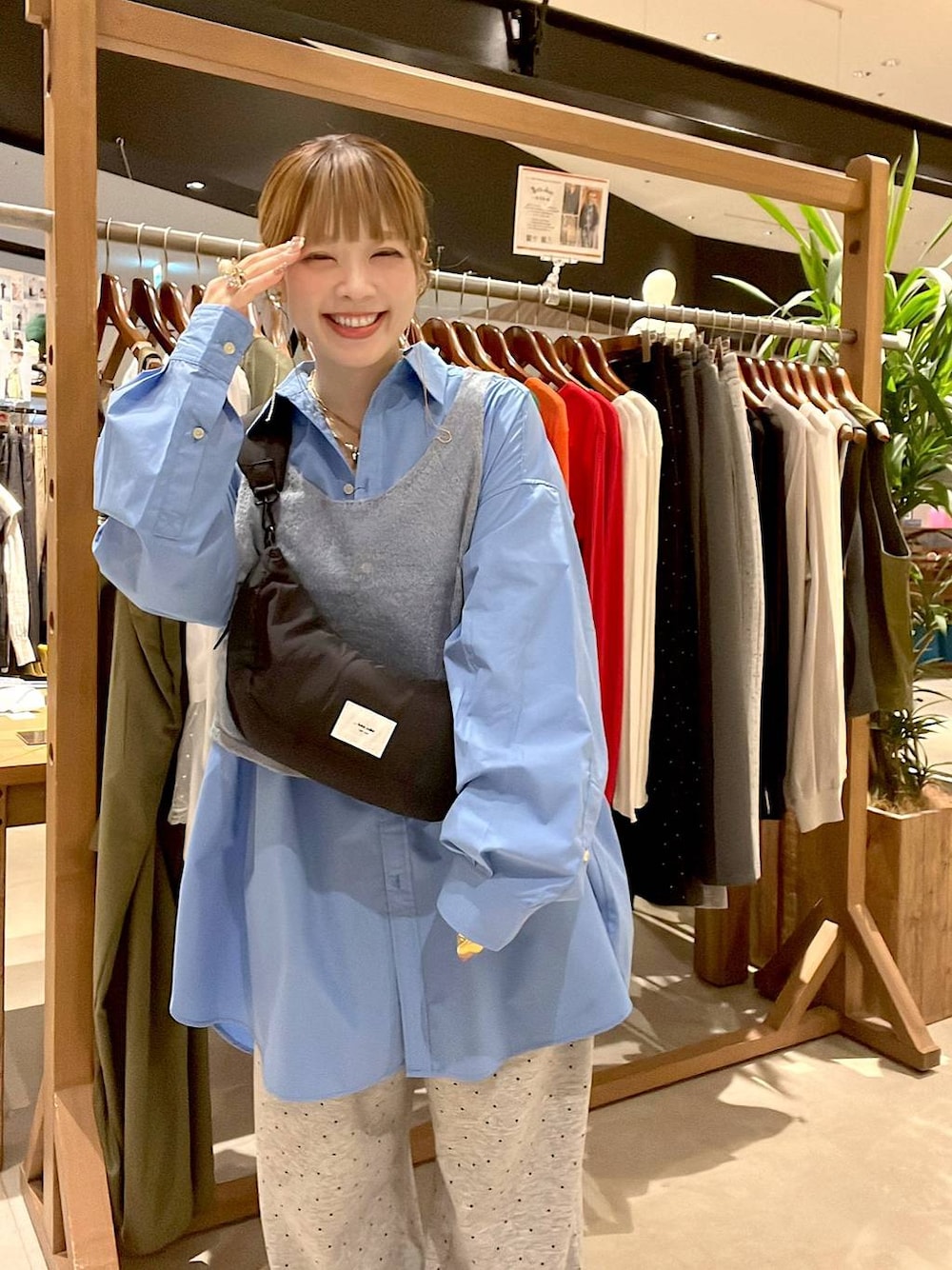 ブルー系のシャツ/ブラウス、ブラック系のショルダーバッグ、ブラウン系のチュニックを着用したレディースの秋コーディネートの1枚目の写真