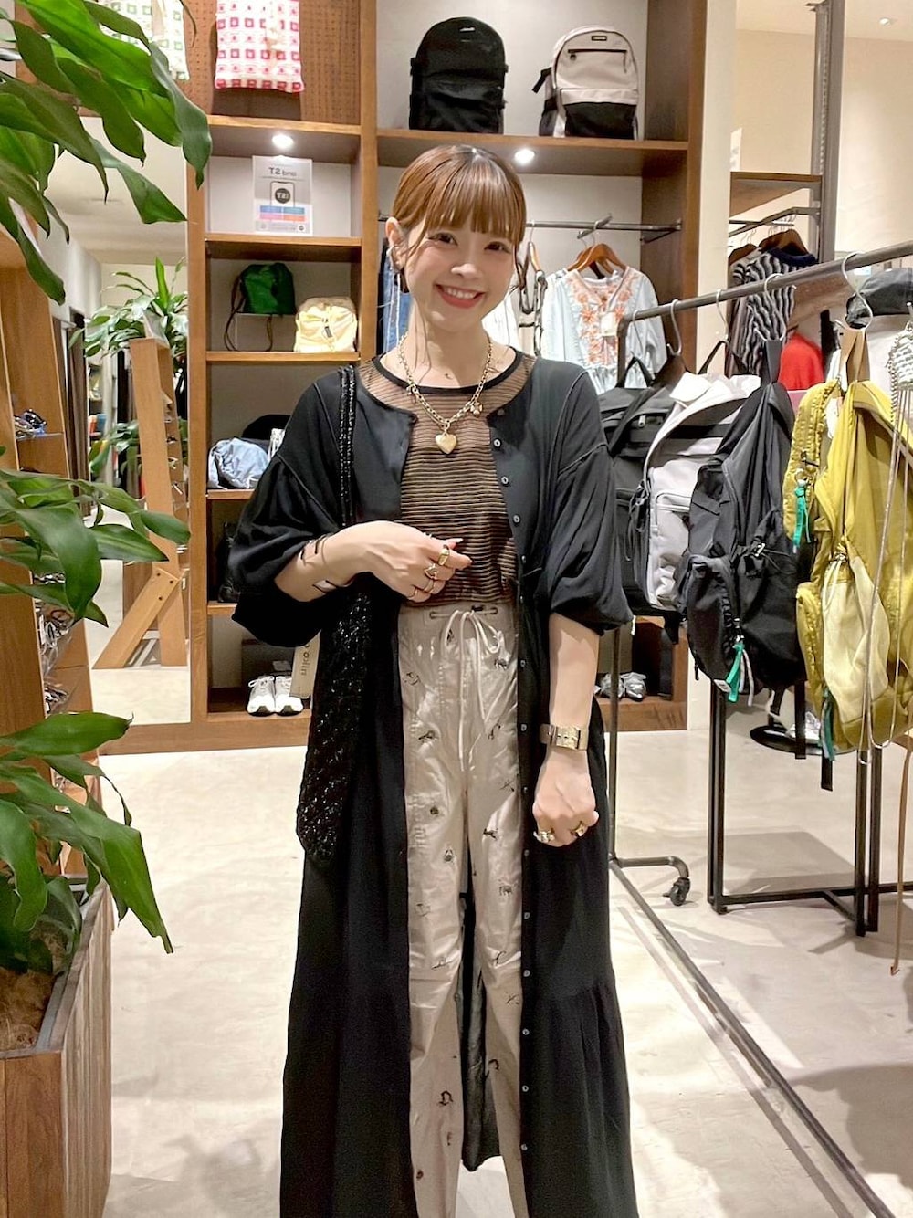 「着痩せ・細見え、体型カバー、ナチュラル、ママコーデ、春コーデ、夏コーデ、カジュアル、niko and ...、淡色コーデ、Over40スタッフ、大人カジュアル、ワンピース、パンツ、レイヤードスタイル、トートバッグ」｜「niko and...のDRYチルイージープリントパンツ（その他パンツ、ベージュ系）」を使った、みきてぃ24さん（レディース・158cm）の春コーディネートの1枚目の写真