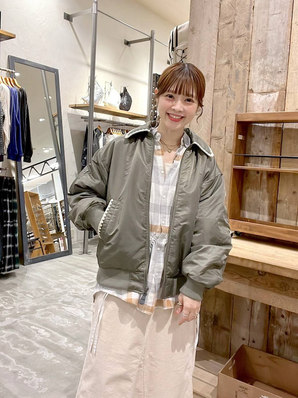 「着痩せ・細見え、体型カバー、ナチュラル、ママコーデ、秋コーデ、冬コーデ、カジュアル、niko and ...、淡色コーデ、Over40スタッフ、大人カジュアル、アウター、MA-1、シャツ、シャツスタイル」｜「niko and...のハマグリステッチMA‐1（MA-1、グリーン系）」を使った、みきてぃ24さん（骨格ウェーブ・レディース・158cm）の秋コーディネートの1枚目の写真