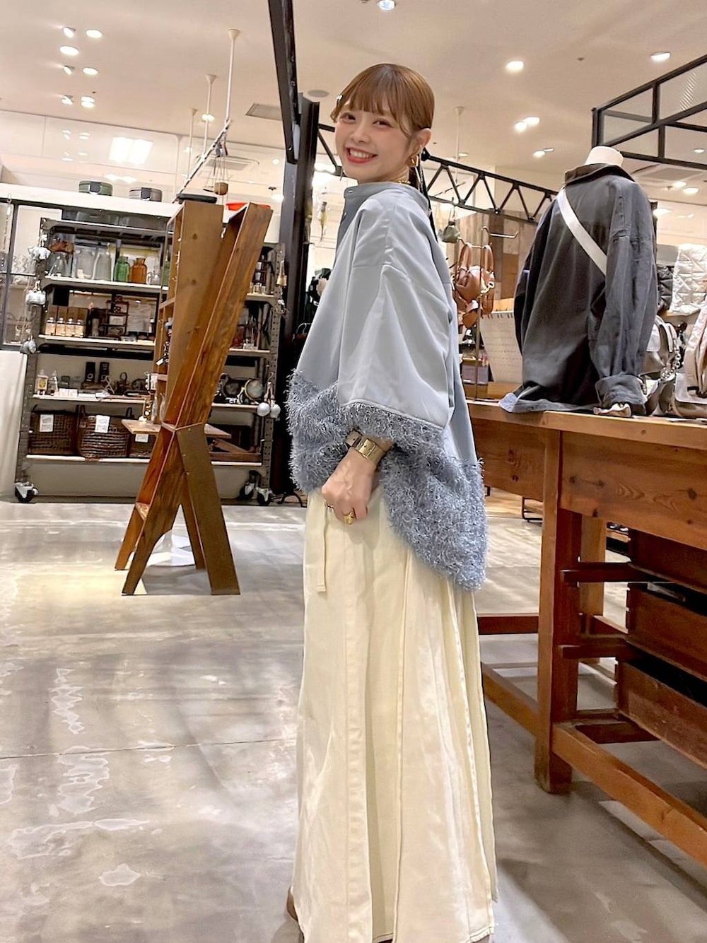 「着痩せ・細見え、体型カバー、ナチュラル、ママコーデ、春コーデ、カジュアル、niko and ...、淡色コーデ、Over40スタッフ、大人カジュアル、ブラウス、シャツ、スカート、時計」｜「niko and...のワイドメッシュウォッチ（アナログ腕時計、イエロー系）」を使った、みきてぃ24さん（レディース・158cm）の春コーディネートの1枚目の写真
