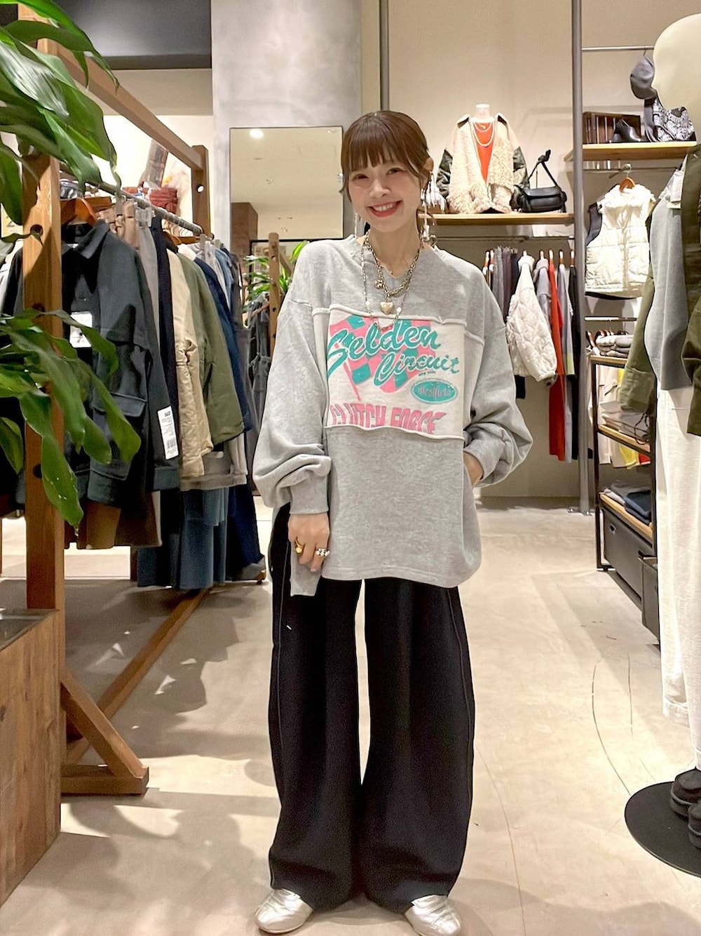 ゴールド系のスニーカー、ゴールド系のネックレスを着用したレディースの秋コーディネートの1枚目の写真