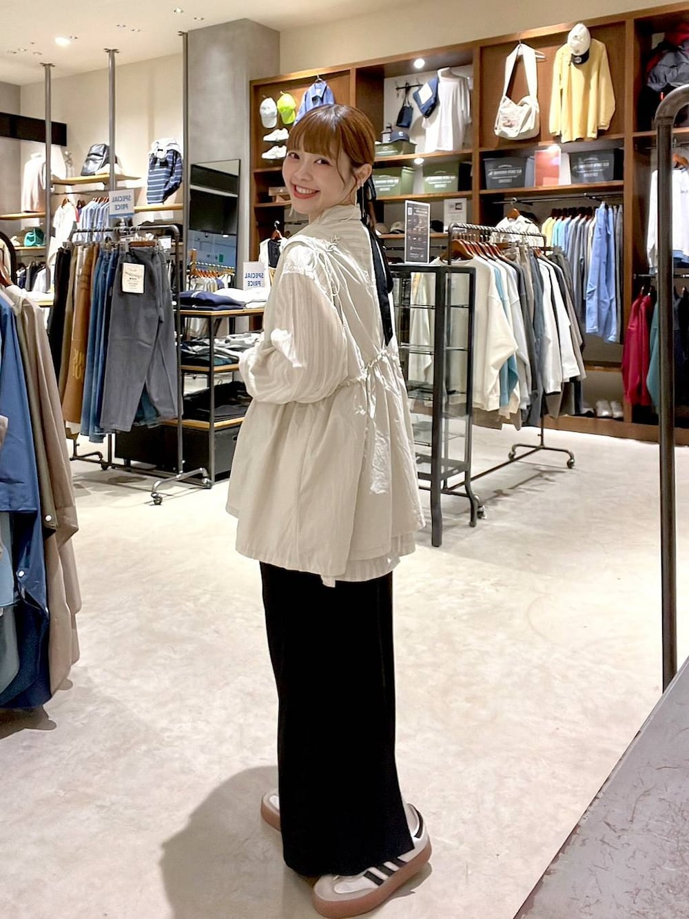 「スカート、着痩せ・細見え、体型カバー、ナチュラル、ママコーデ、春コーデ、夏コーデ、カジュアル、niko and ...、淡色コーデ、Over40スタッフ、大人カジュアル、シャツ、シャツスタイル、ベスト」｜「niko and...の2WAYガーリーベスト（ベスト、ベージュ系）」を使った、みきてぃ24さん（レディース・158cm）の春コーディネートの1枚目の写真