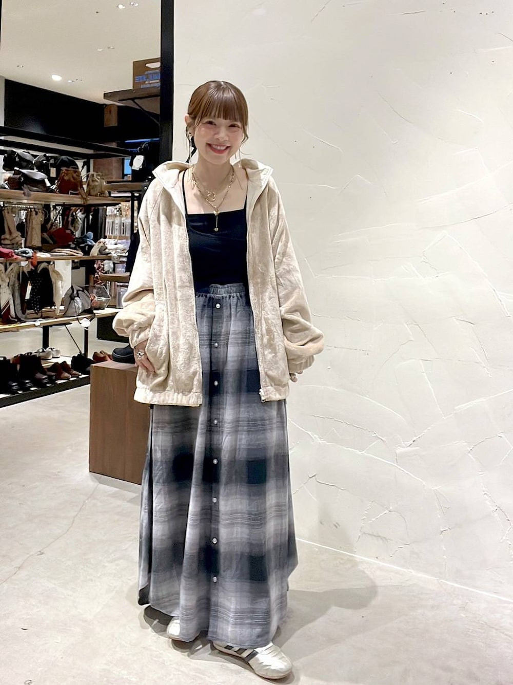 ゴールド系のスニーカー、ベージュ系のブルゾン、イエロー系のネックレスを着用したレディースの秋コーディネートの1枚目の写真