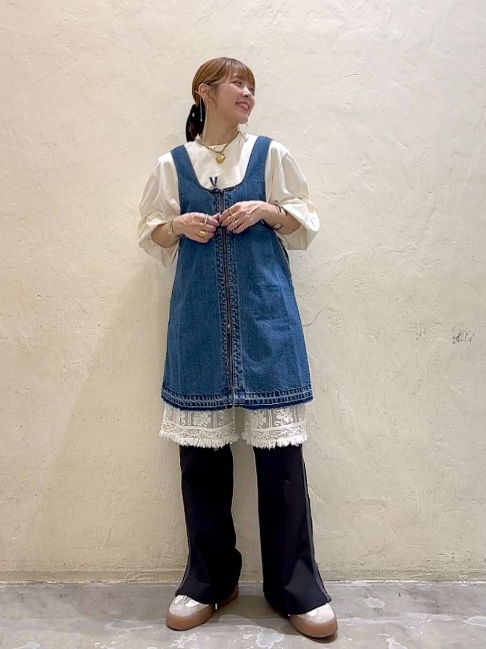 ブルー系のドレス、ベージュ系のその他パンツ、ブラック系のその他パンツを着用したレディースの冬コーディネートの1枚目の写真