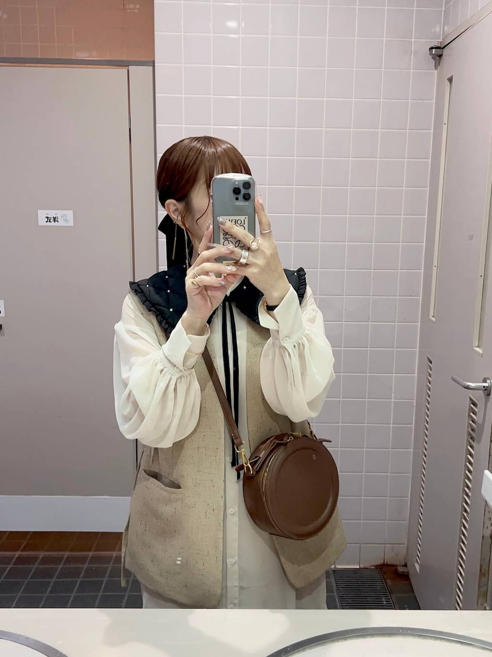 「時計、レイヤードスタイル、LOWRYS FARM、着痩せ・細見え、体型カバー、ナチュラル、ママコーデ、秋コーデ、冬コーデ、カジュアル、niko and ...、淡色コーデ、Over40スタッフ、大人カジュアル、ワンピース」｜「LOWRYS FARMのシアーシャツワンピース　 130972（シャツワンピース、ホワイト系）」を使った、みきてぃ24さん（骨格ウェーブ・レディース・158cm）の秋コーディネートの1枚目の写真